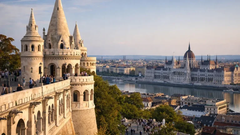 Vue réaliste du bastion des pêcheurs à Budapest avec ses tours blanches, le Danube et le Parlement hongrois en arrière-plan