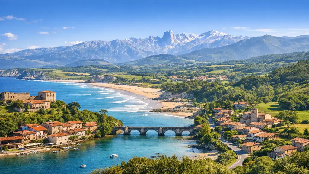 paysage cantabrie espagne avec village medieval plage atlantique et montagnes des picos de europa en arriere plan