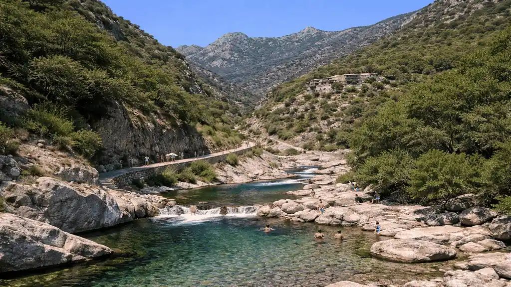 Vue panoramique des gorges d’Héric avec vasques d’eau claire, sentier de randonnée et reliefs du massif du Caroux