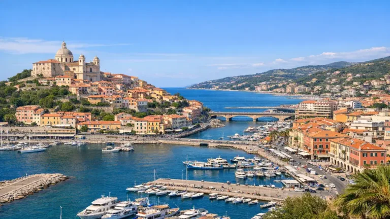 Vue réaliste d’Imperia en Ligurie avec Porto Maurizio perché, la basilique San Maurizio, le port de plaisance et le front de mer italien