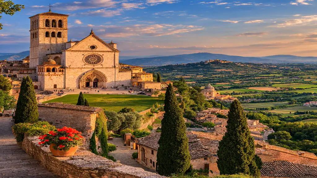 paysage ombrie italie avec village medieval perche collines vertes cyprès et campagne italienne au coucher de soleil