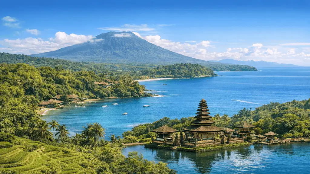 Vue panoramique de Bali en Indonésie avec temple balinais, littoral tropical, mer turquoise et volcan en arrière-plan