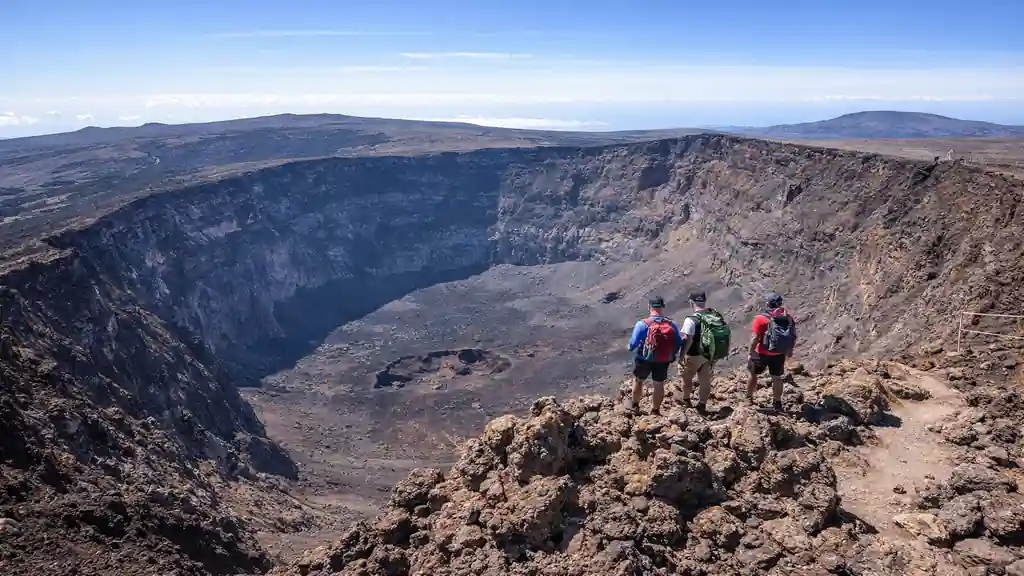 Randonnée au Piton de la Fournaise à La Réunion, vue sur le cratère Dolomieu et paysage volcanique lunaire depuis le sommet.