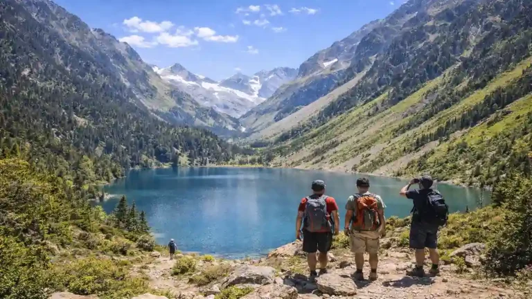 Randonnée au lac de Gaube dans les Pyrénées avec vue sur le massif du Vignemale et randonneurs au bord du lac d’altitude.