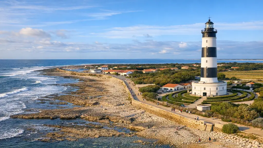 phare de chassiron a saint denis d oleron avec cote rocheuse ocean atlantique et paysage sauvage du nord de l ile d oleron