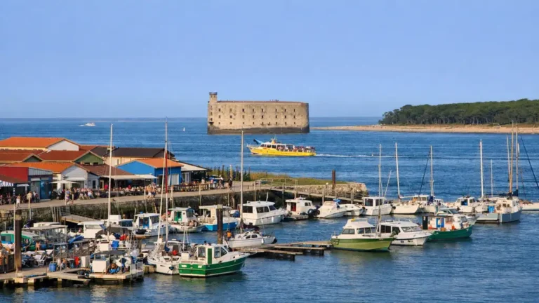 port de boyardville a saint georges d oleron avec bateaux cabanes colorees et fort boyard en arriere plan sur ocean atlantique