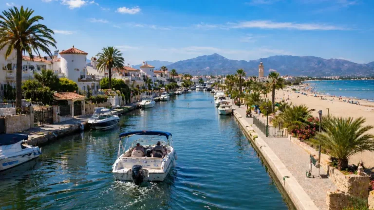 Empuriabrava en Catalogne avec ses canaux, bateaux, villas méditerranéennes et plage de la Costa Brava.