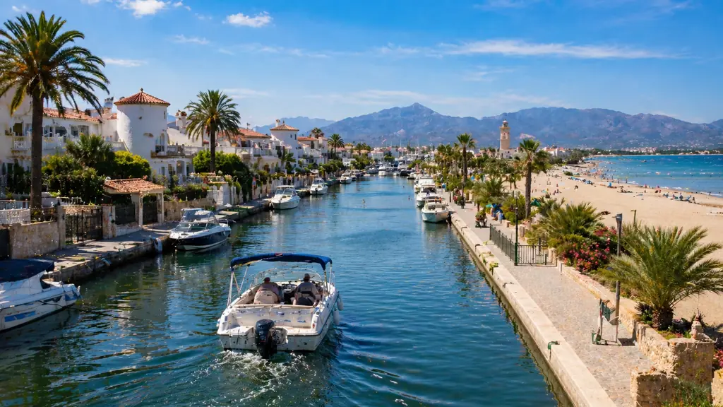 Empuriabrava en Catalogne avec ses canaux, bateaux, villas méditerranéennes et plage de la Costa Brava.