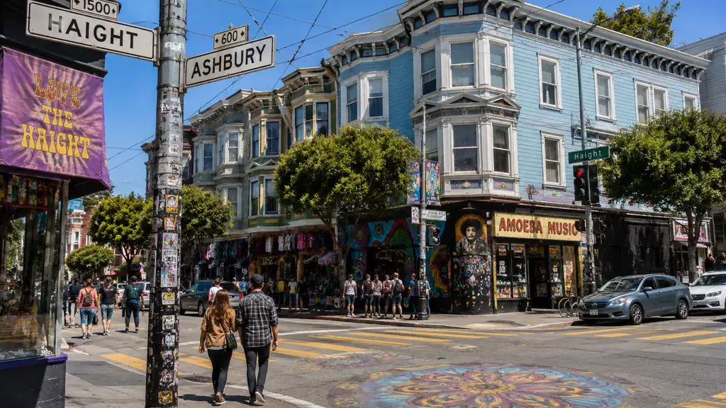 Quartier Haight-Ashbury à San Francisco avec maisons victoriennes colorées et ambiance bohème californienne.
