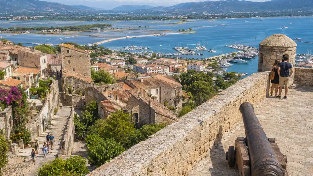 Vue panoramique depuis les remparts de la citadelle de Porto-Vecchio sur le port, les marais salants et la vieille ville corse.