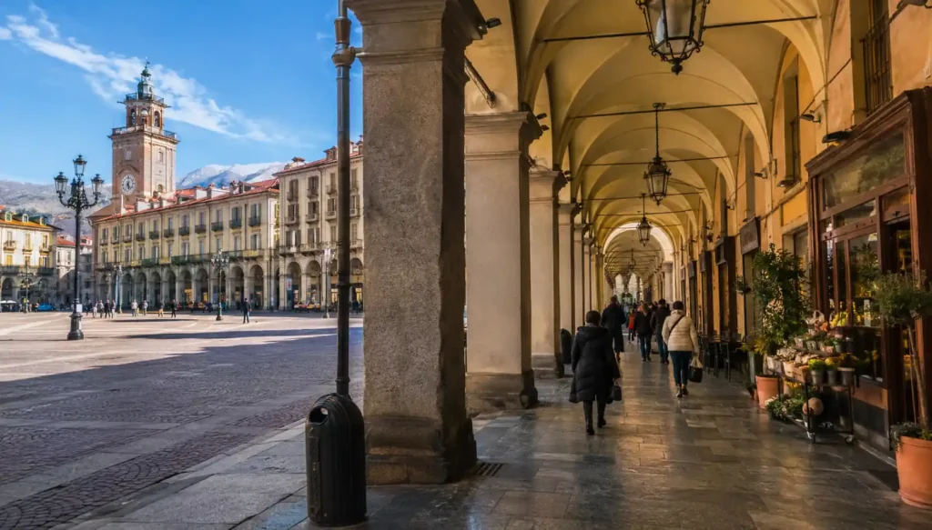 Vue réaliste des arcades et de la Piazza Galimberti à Cuneo dans le Piémont italien avec les Alpes en arrière-plan