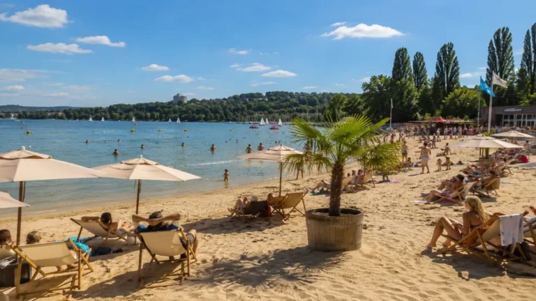 Plage urbaine de Dijon au bord du lac Kir avec sable, transats, baignade surveillée et ambiance estivale.