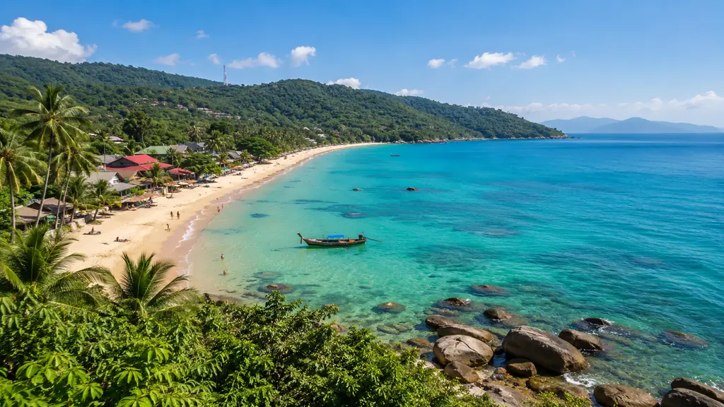 Plage tropicale de Koh Lanta en Thaïlande avec eau turquoise, palmiers, bateau traditionnel et collines verdoyantes.