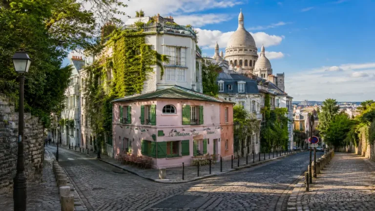 Itinéraire à pied dans Montmartre avec rue pavée, Maison Rose et Sacré-Cœur en arrière-plan.