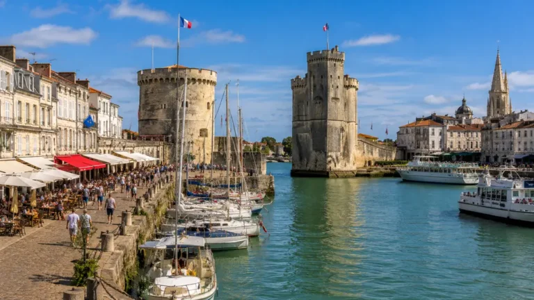 Vieux-Port de La Rochelle avec tours médiévales, voiliers et quais animés au bord de l’Atlantique.