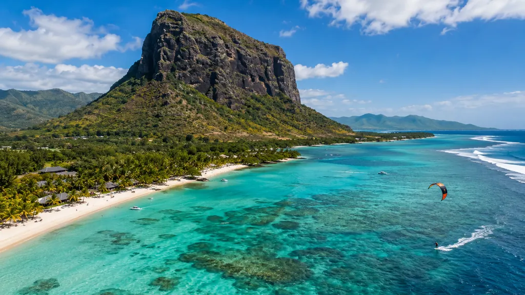 Vue aérienne du Morne Brabant à l’île Maurice avec lagon turquoise, plage tropicale et kitesurfeur sur l’océan.