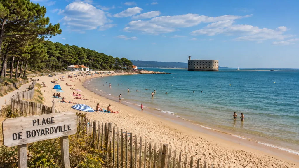 Plage de Boyardville sur l’île d’Oléron avec sable fin, forêt des Saumonards et vue sur Fort Boyard.