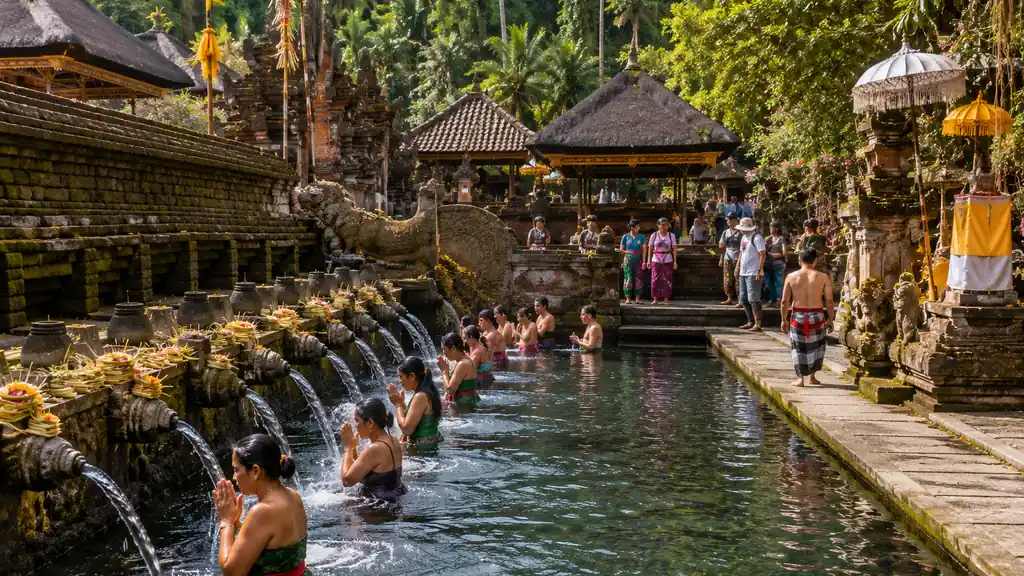 Bassins sacrés du temple Tirta Empul à Bali avec rituel de purification.