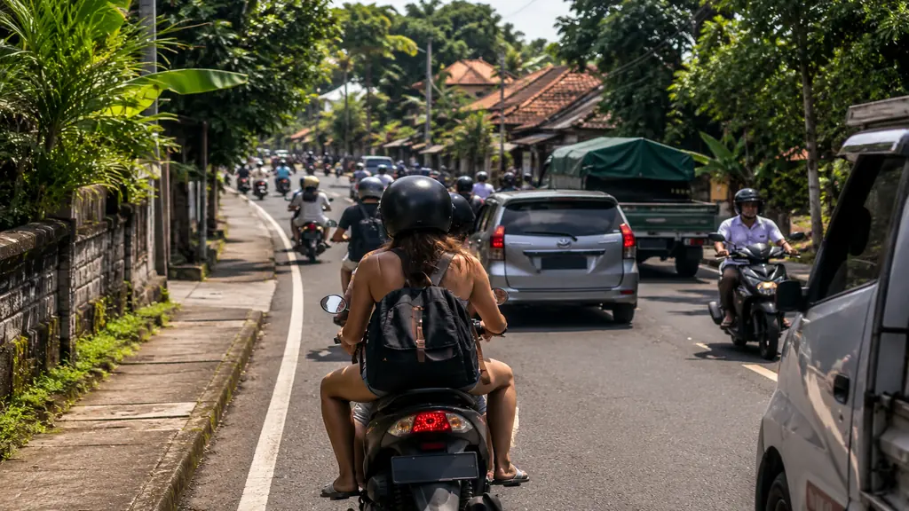 Touriste en scooter dans la circulation dense de Bali, illustrant les risques routiers à connaître avant un voyage.