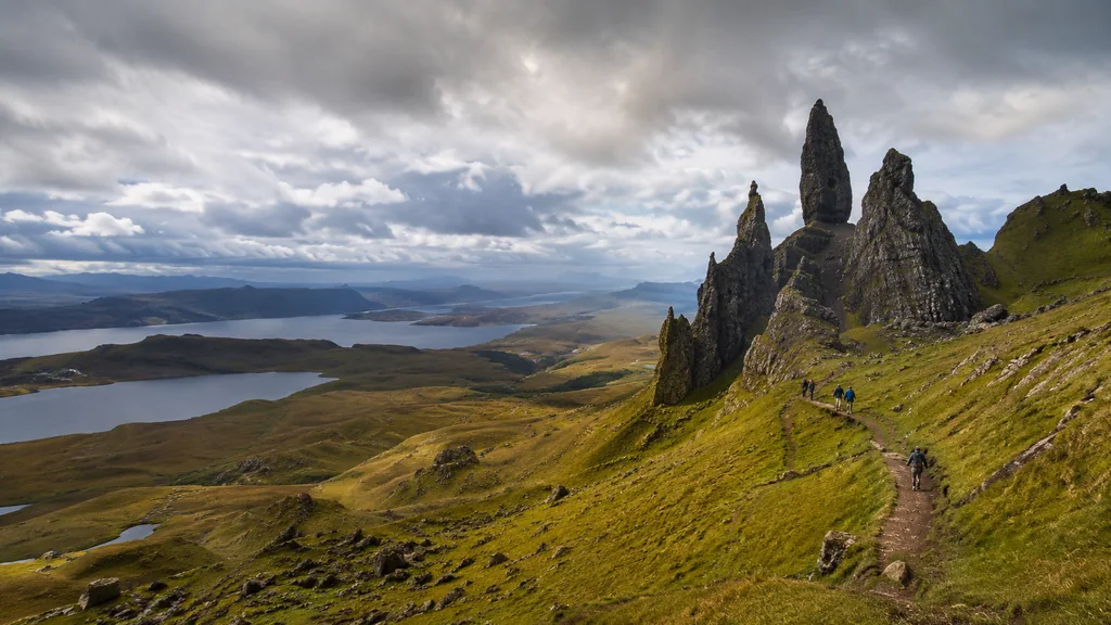 Île de Skye en Écosse avec Old Man of Storr, sentier de randonnée, lochs et ciel dramatique des Highlands