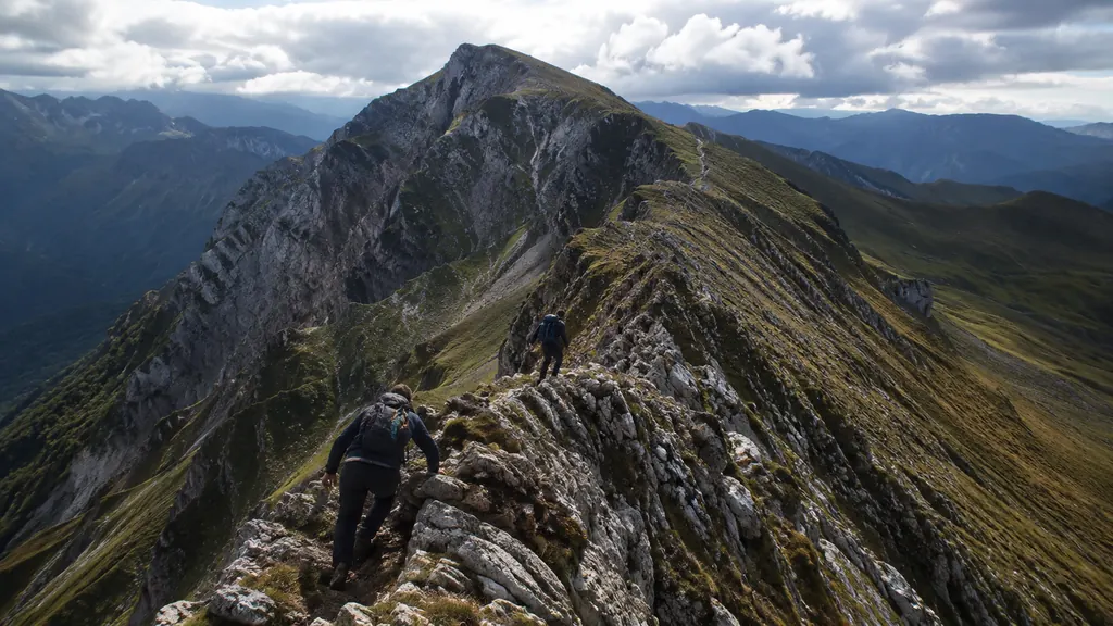 Randonneurs sur une crête rocheuse exposée dans les Pyrénées vers le sommet de La Marère