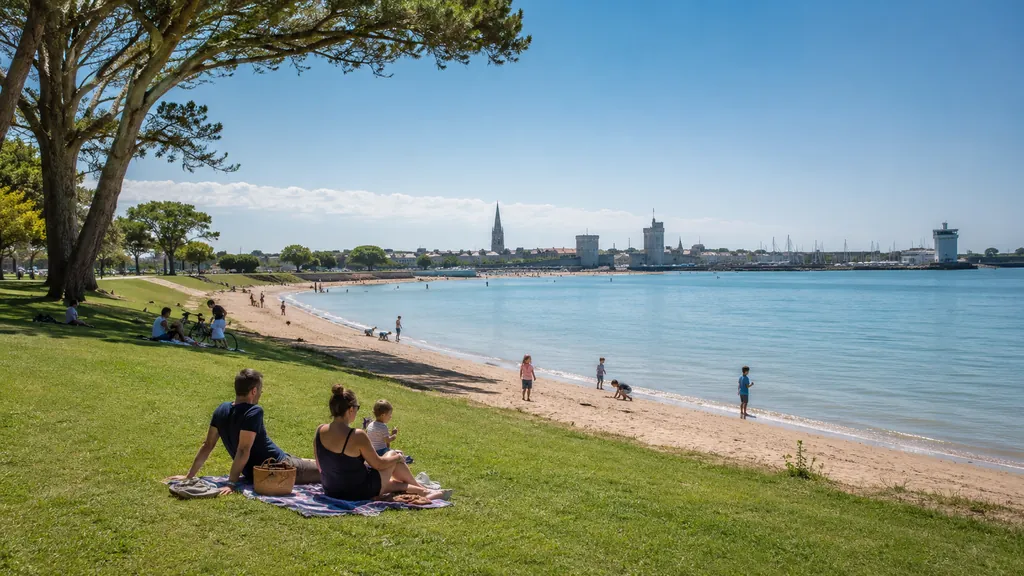 Plage Chef de Baie à La Rochelle avec pelouse ombragée, sable calme, familles et vue sur le littoral rochelais