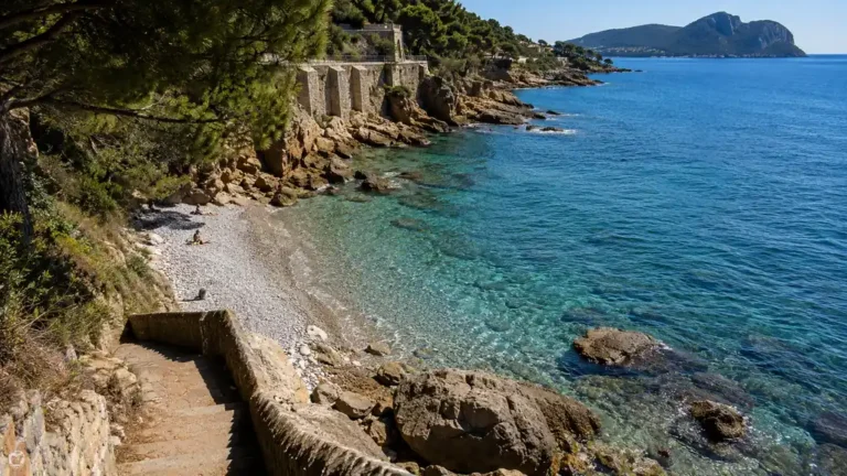 Crique rocheuse de la plage Corniche du Liouquet à La Ciotat avec eau turquoise et escalier d’accès