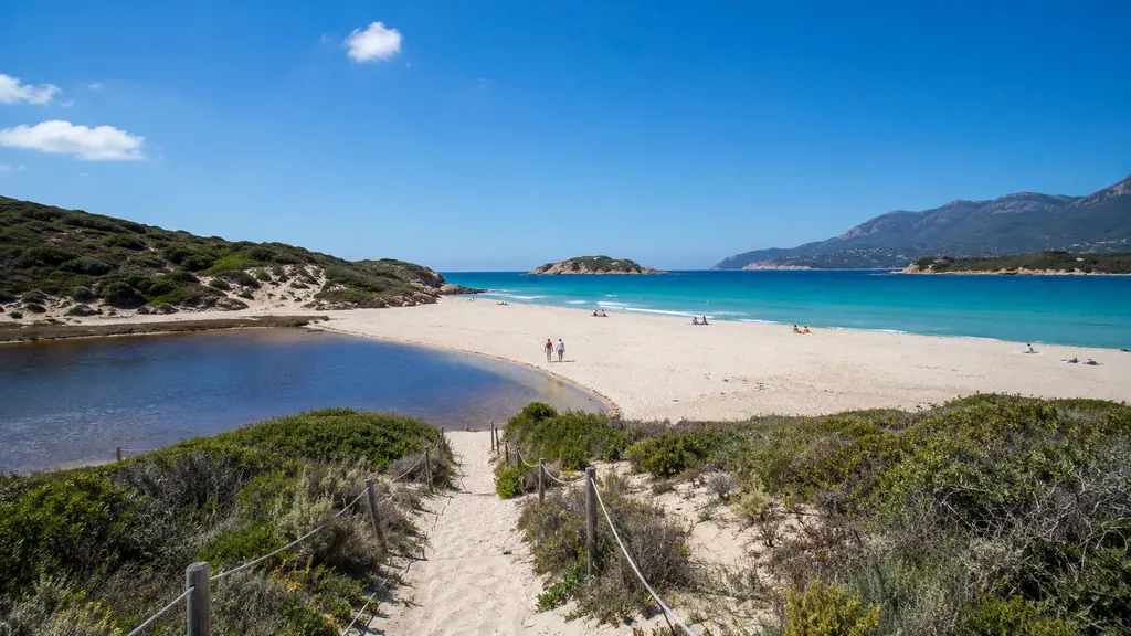 Plage sauvage de l’Ostriconi en Haute-Corse avec dunes, rivière, sable clair et mer turquoise