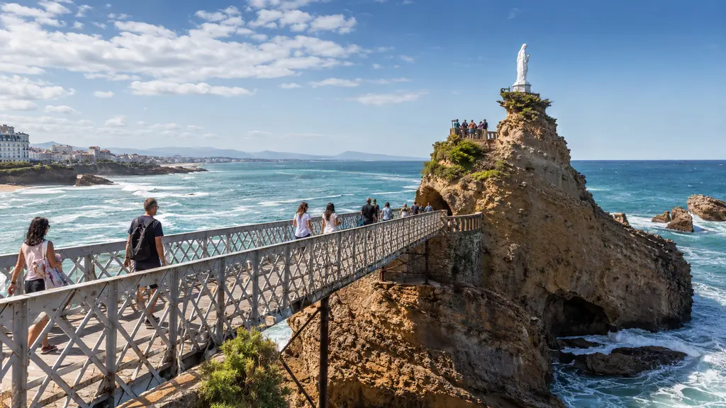 Passerelle du Rocher de la Vierge à Biarritz avec statue, océan Atlantique et panorama sur la Côte basque