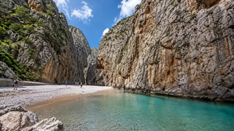 Sa Calobra à Majorque avec eau turquoise, plage de galets et falaises du Torrent de Pareis