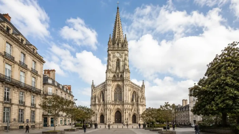 Façade néogothique et haute flèche de la basilique Saint-Nicolas au cœur du centre-ville de Nantes