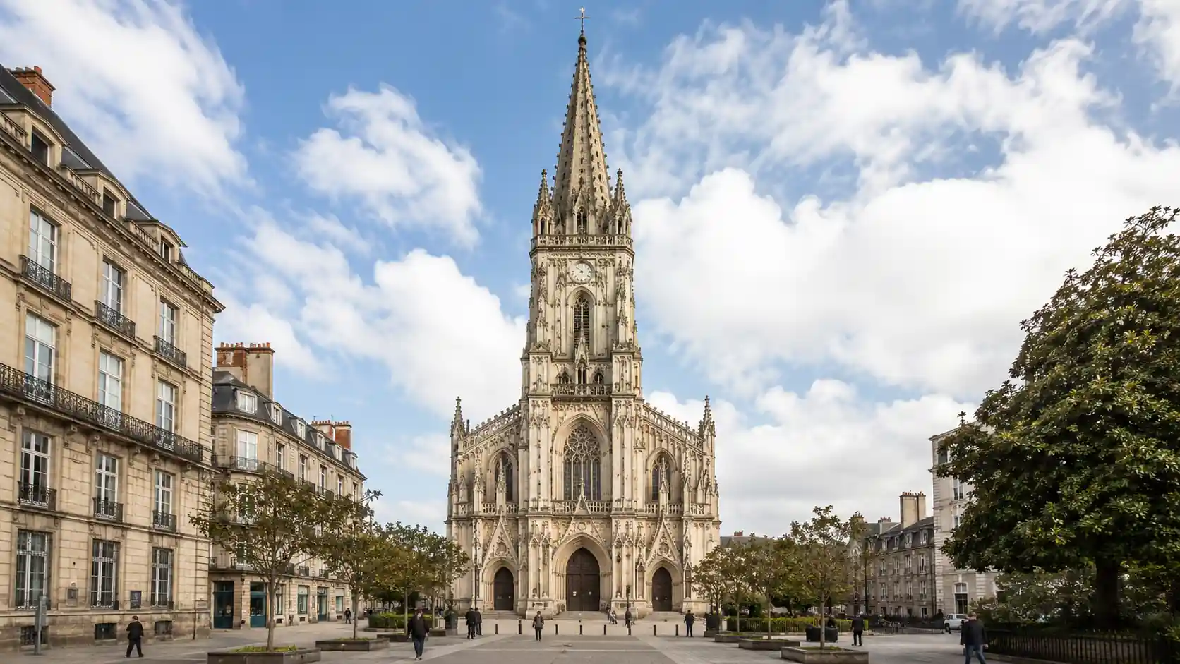Façade néogothique et haute flèche de la basilique Saint-Nicolas au cœur du centre-ville de Nantes
