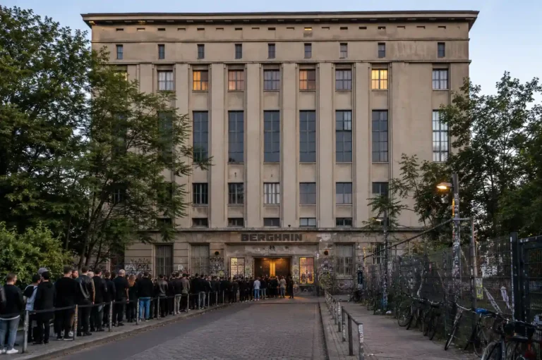 File d’attente devant le Berghain à Berlin au pied de son imposante architecture industrielle