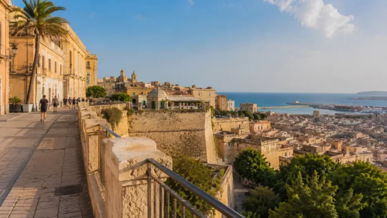 Vue panoramique sur Cagliari en Sardaigne depuis le quartier historique avec la mer en arrière-plan