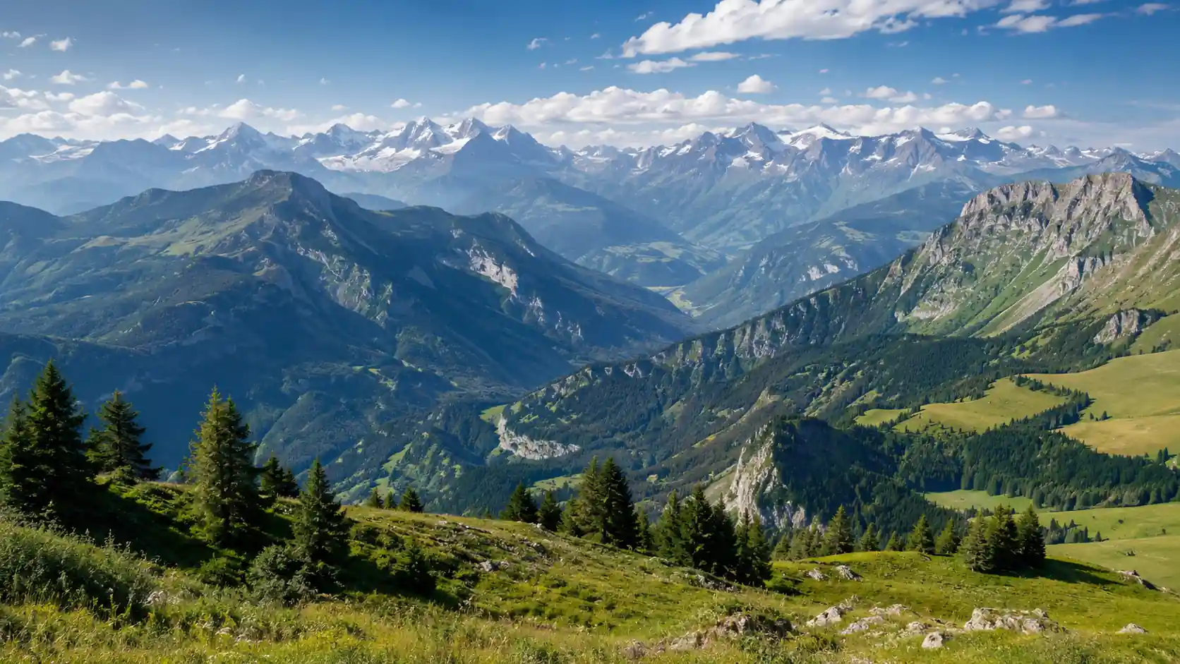 Panorama des principaux massifs montagneux français avec sommets enneigés, vallées verdoyantes et forêts