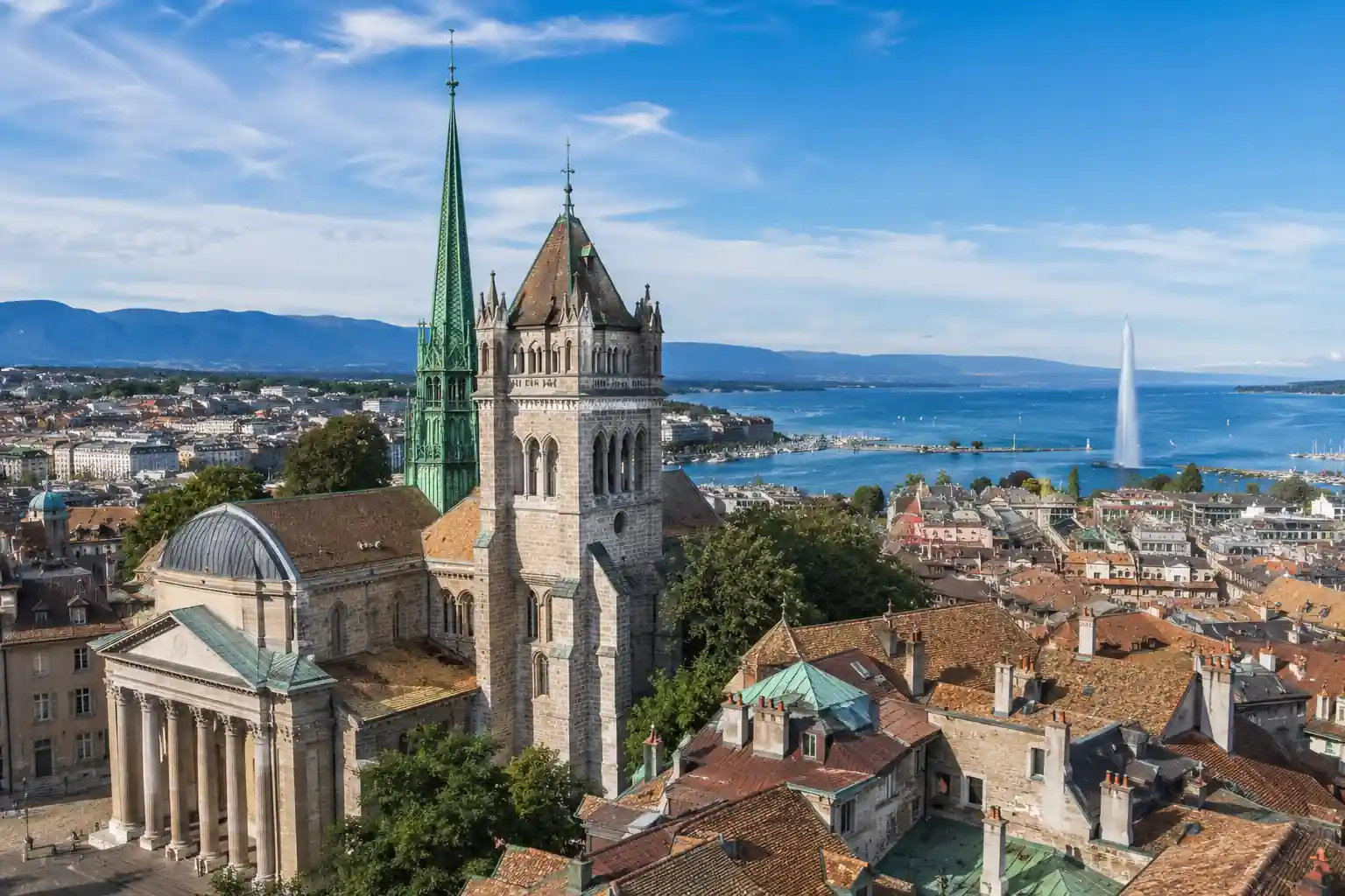 Cathédrale Saint-Pierre dominant la Vieille-Ville de Genève avec le lac Léman et le Jet d’eau