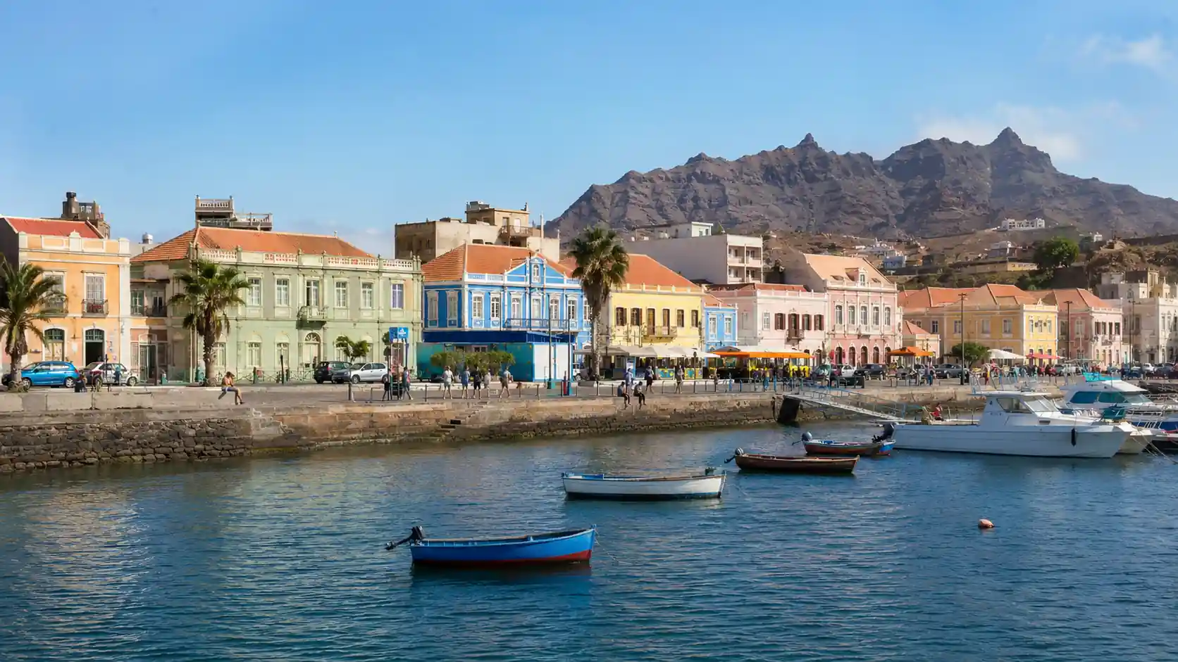 Port de Mindelo au Cap-Vert avec bateaux, façades coloniales colorées et reliefs de São Vicente
