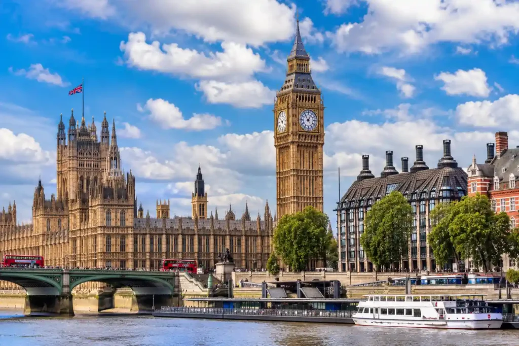 Big Ben et le palais de Westminster vus depuis la Tamise sous un ciel lumineux à Londres