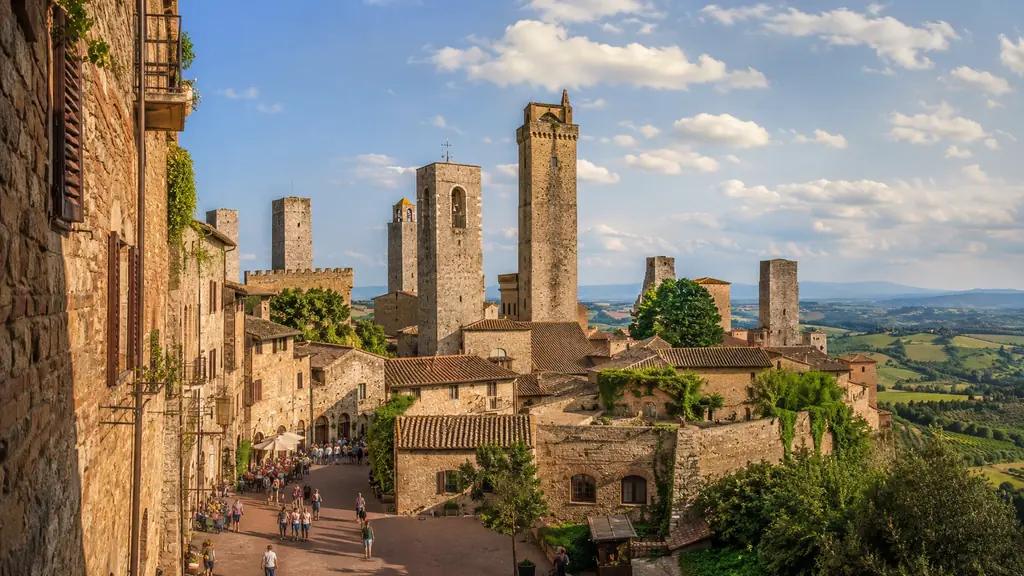San Gimignano en Toscane avec ses tours médiévales, ruelles anciennes et collines verdoyantes