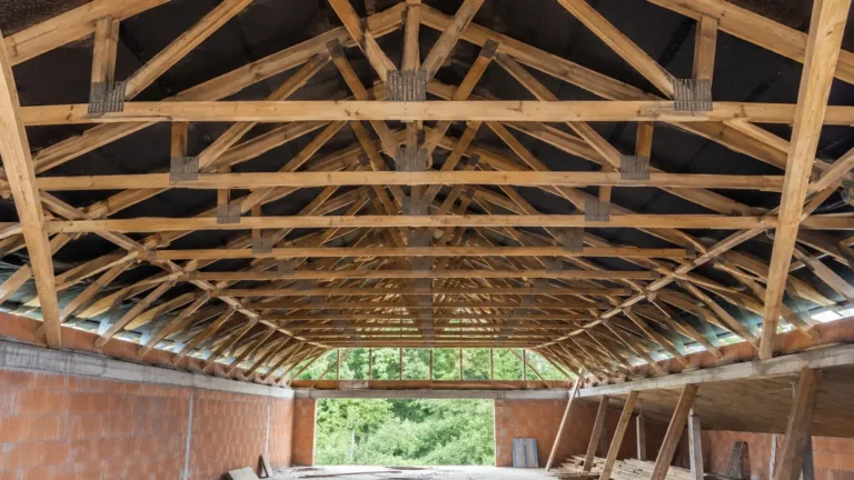 Charpente fermette en bois préfabriquée installée sur une maison en construction